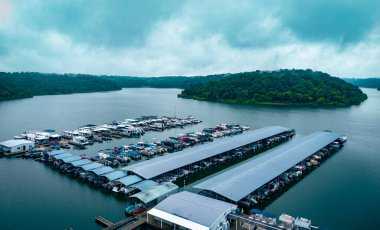 Kentucky şehir merkezindeki Taylorville göl marinası. Tekneler, göl kıvrımları ve çevreleyen ormanların önündeki rıhtımlarda kuyruk oluşturdu..