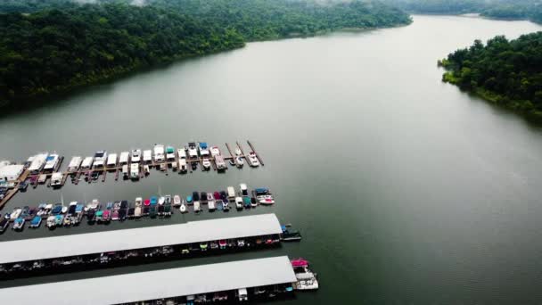 Dramatic Drone Footage Taylorsville Lake Marina Central Kentucky Low Hanging — Vídeo de stock