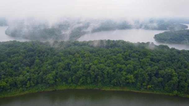 Πετώντας Ανάμεσα Χαμηλά Σύννεφα Πάνω Από Taylorsville Λίμνη Στο Κεντρικό — Αρχείο Βίντεο