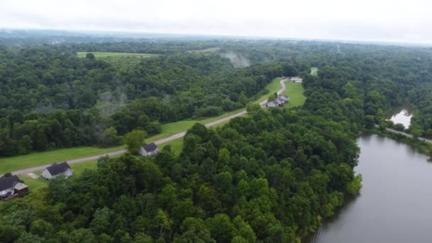 Aerial View Small Neighborhood Bank Lake Close Public Ramp Putting — Stockvideo