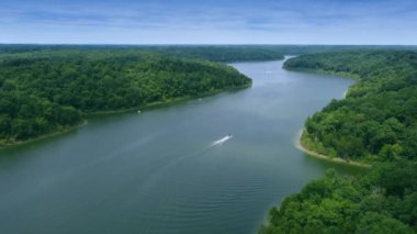 Speed boat pulling water ski on the surface of Taylorsville lake in Kentucky