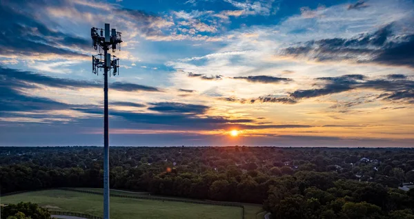 Mobile Cell Phone Repeater Tower Hill Park Mid West City — Stockfoto