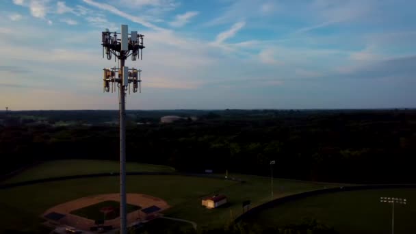 Circling Lit Sunrise Cell Phone Repeater Tower Park Hill Surrounded — Vídeos de Stock