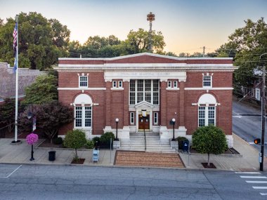 Versailles municipal building in Kentucky built on a slope next to the Main Street of this small mid west American city