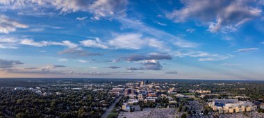 Lexington, KY şehir merkezindeki hava manzarası. Kentucky Üniversitesi kampüsü ön planda, stadyum sahası ve sağ alt köşesinde park yeri var.