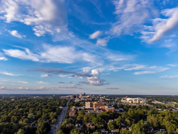 Lexington, Kentucky şehir merkezinin hava manzarası. Etrafında bir sürü ağaç ve park var..