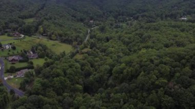 Great Smoky Dağları, Kuzey Carolina 'da tatil için kiralanmaya hazır tatil evleri olan bir yol takip ediyoruz..