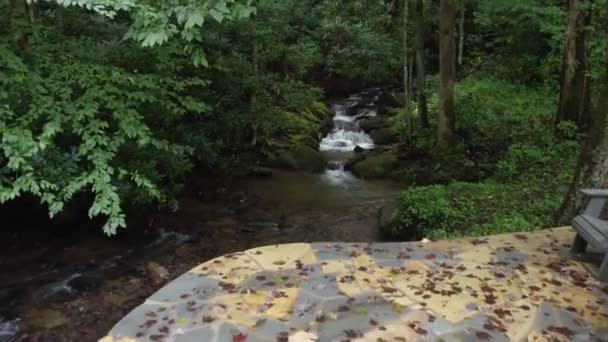 Platform Batu Dengan Kursi Rumput Untuk Relaksasi Sebelah Air Terjun — Stok Video