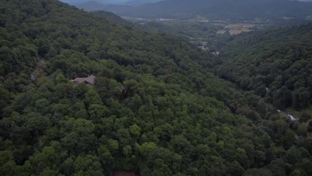 ノースカロライナ州のマギーバレーに近いスモーキー山脈の斜面近くを飛んで 賃貸用の別荘の小さな村を明らかにします — ストック動画