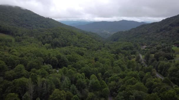 Volare Tra Due Colline North Carolina Smoky Mountains Passando Case — Video Stock