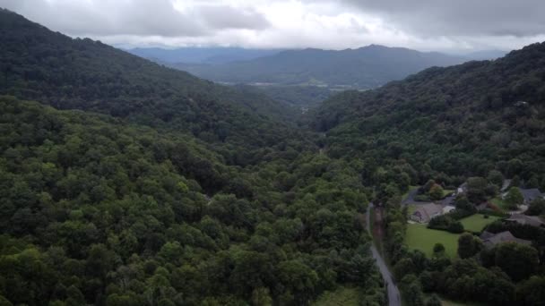 曇りの日の間にウェインズビル近くのノースカロライナ州のスモーキー山脈で2つのピックの間の道路の後 — ストック動画