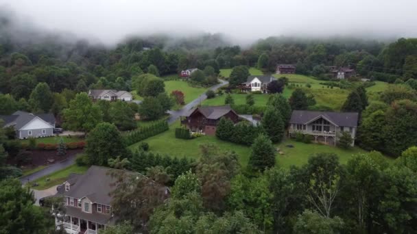 Pulling Back Small Neighborhood Slopes North Carolina Smoky Mountains Surrounded — Stock Video