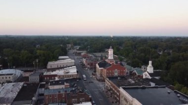 Sabahın erken saatlerinde Versailles, Kentucky ana caddesinde Woodford Adliyesi 'nden geçiyor.