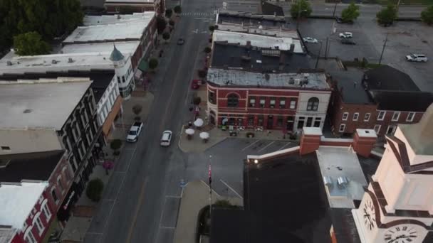 Terbang Mundur Atas Main Street Marseilles Kentucky Untuk Mengungkapkan Daerah — Stok Video
