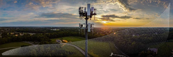 Güneş doğarken 5G baz istasyonundan yayılan radyo dalgaları temsilcileri.