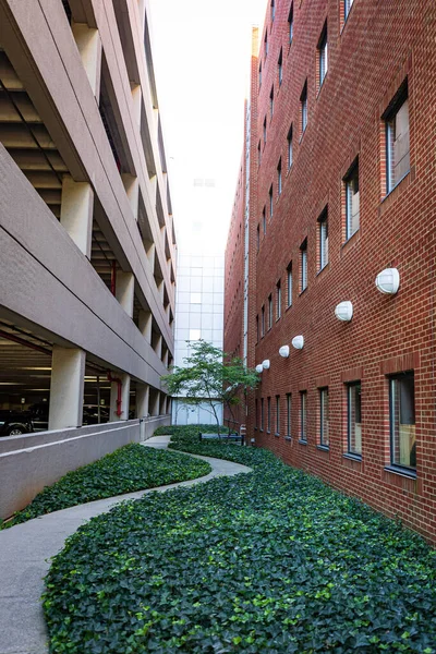 Une Ruelle Entre Bâtiment Administratif Parking Plusieurs Étages Aménagé Avec — Photo