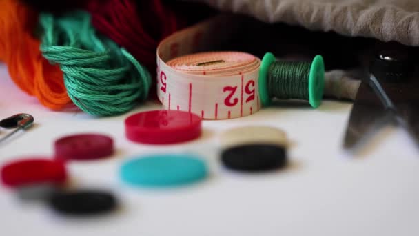 Close Suprimentos Costura Tais Como Fita Métrica Botões Bandas Rodagem — Vídeo de Stock