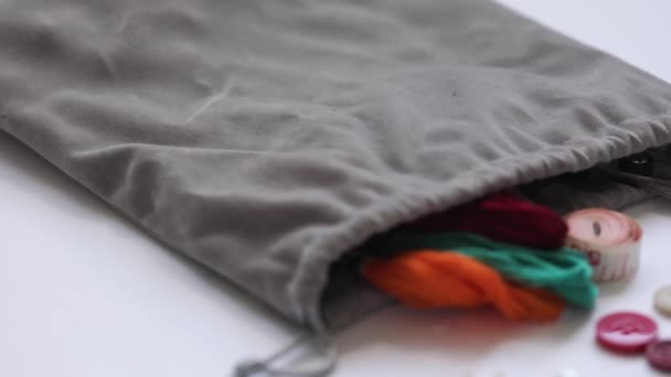 Suprimentos Costura Derramamento Saco Tecido Cinza Vindo Lentamente Foco — Vídeo de Stock