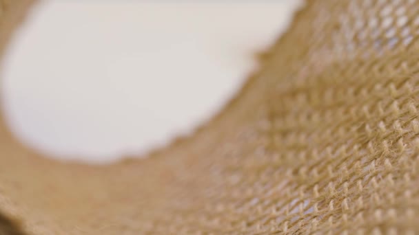 浅层田野中的松散麻布纤维进出聚焦点 产生了有趣的背景 — 图库视频影像