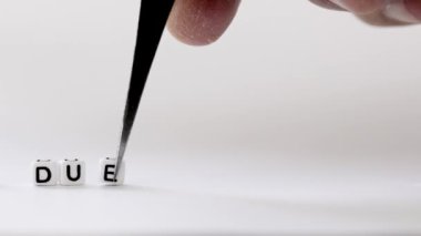 Diligence Metni beyaz küplerden oluşturulan harflerle ortaya çıkıyor. Risk analizi sürecinin bir parçası olarak anlaşma veya sözleşme yapmadan önce yapılan araştırmaları temsil eden kavram.