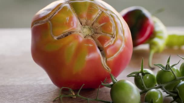 Parte Superior Agrietada Tomate Maduro Rodeado Verduras Montón Tomates Cherry — Vídeo de stock