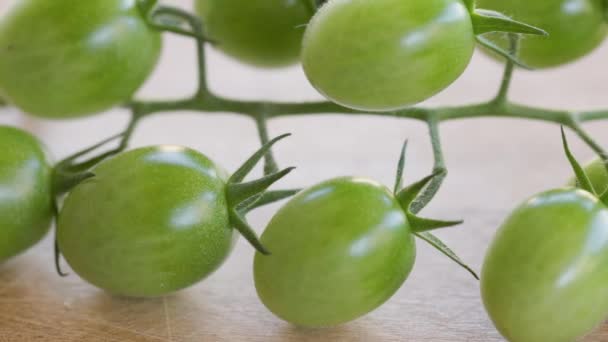 Przesuwanie Się Przed Gromadą Zielonych Pomidorów Wiśniowych Umieszczonych Drewnianej Desce — Wideo stockowe