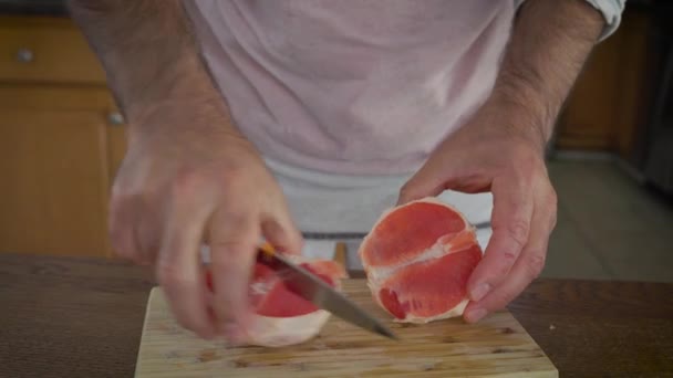 Krájení Červeného Grapefruitu Házení Kousků Misky Dalším Ovocem Připraveným Namáčknutí — Stock video