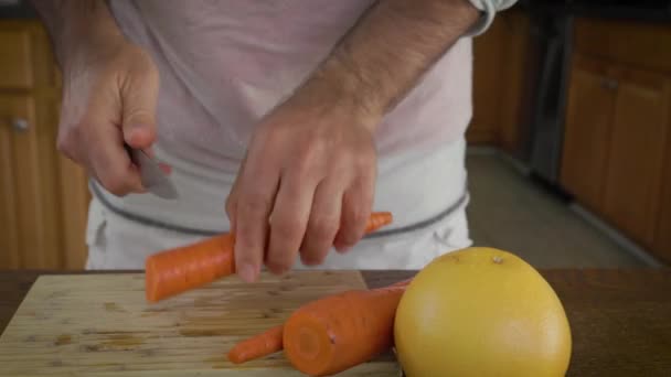 Hombre Rebanando Duro Para Cortar Zanahorias Dejarlas Caer Tazón Preparación — Vídeos de Stock