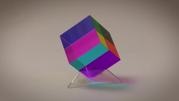 Polarisiertes Licht Wird Den Variationen Der Grundfarben Durch Glaswürfel Auf — Stockvideo
