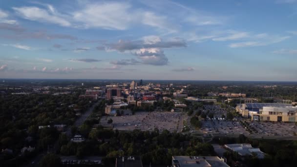 Mendekati Distrik Pusat Kota Lexington Dari Tempat Parkir Karyawan Universitas — Stok Video