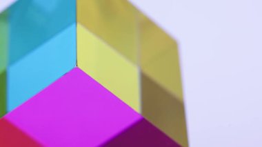 Optik yanılsamanın sınırı. Renkli küp odak dışına çıkıyor.