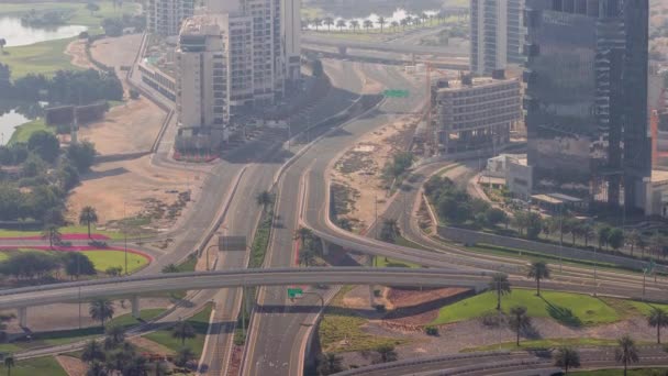 Enorme incrocio autostradale tra il distretto JLT e Dubai Marina intersecato da Sheikh Zayed Road aerea tutto il giorno timelapse. — Video Stock