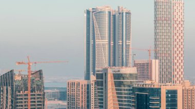 Dubai, Birleşik Arap Emirlikleri 'ndeki Business Bay hava sahasında gökdelenler. Akşam, gün batımından önce