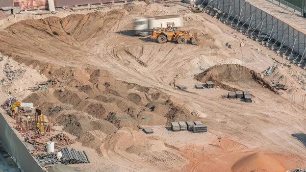建設現場での移動作業時に砂を積み降ろしホイールローダーマシンタイムラプス ブルドーザーとトラックの空上からの眺め — ストック写真