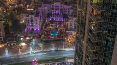 Zaman tünelinin yukarısındaki Eski Şehir Adası 'ndaki küçük evlerin hava görüntüsü. Dubai şehir merkezinde, bulvar yolunda trafik var. Bir kulede balkon