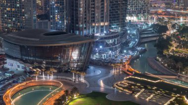 Şehir merkezinde yer alan Dubai Operası, Dubai 'de gece saatlerinde ışıl ışıl bir kültür ve sanat merkezidir. Yapay göl ve yukarıdan palmiye manzaralı park