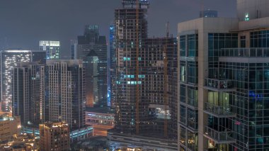 Dubai gökdelenleri ve iş sahasında bir inşaat alanı var. Birleşik Arap Emirlikleri 'nin şehir merkezinden hava görüntüsü.