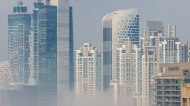 Dubai gökdelenleri iş sahasında sisle kaplıydı. Birleşik Arap Emirlikleri 'ndeki şehir merkezindeki kuleden hava görüntüsü.