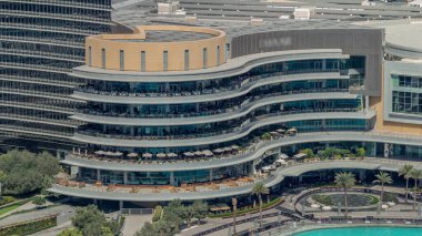 Dubai, Birleşik Arap Emirlikleri 'nde kafein ve restoran saatleriyle alışveriş merkezi dışı. Çeşmeli hava üstü görünümü