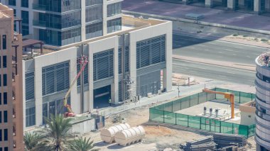 Lift Platform 'daki bir inşaatçının zaman çizelgesi. Şehir merkezindeki yeni gökdelenin ön cephesi tekrarlanıyor. Çalışan adam