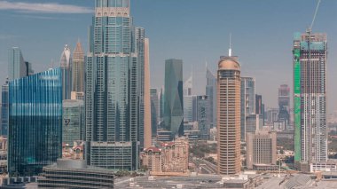 Dubai Uluslararası Finans Merkezi DIFC bölge zaman çizelgesinin hava görüntüsü. Modern cam gökdelenleri olan ofis kuleleri ve inşaat alanı