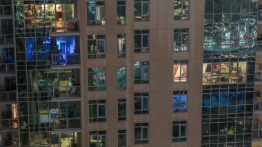 Gecenin ilerleyen saatlerinde gökdelenlerin dış tarafındaki pencereler zaman ayarında parıldıyor ve yanıp sönüyor. Havadan üst görünüm