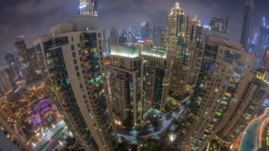 Dubai şehir merkezindeki gökdelenlerin gökdelenleri gece trafiğiyle kaplıdır. İş sahasının yakınındaki aydınlık kuleler