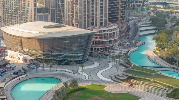 迪拜歌剧院座落在市中心 是迪拜时代的灿烂的文化艺术中心 人工湖和公园 从上方俯瞰棕榈树的夜景 — 图库照片