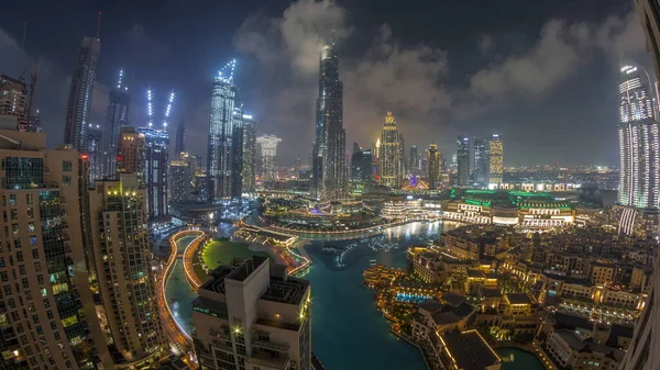 摩天大楼耸立在迪拜市区上空 夜幕降临 购物中心和喷泉环绕着现代建筑 空中俯瞰着多云的天空 — 图库照片
