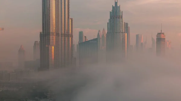 大雾经过时 迪拜市的空中景观 在未来派城市的天际线上 日出时分 摩天大楼和塔楼高耸入云 玻璃表面反射的太阳光 — 图库照片