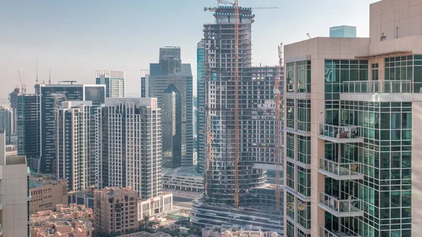 新しいタワータイムラプスの建設現場にクレーンとビジネスベイ地区のドバイ高層ビル アラブ首長国連邦のダウンタウンの上からの空中ビュー — ストック写真