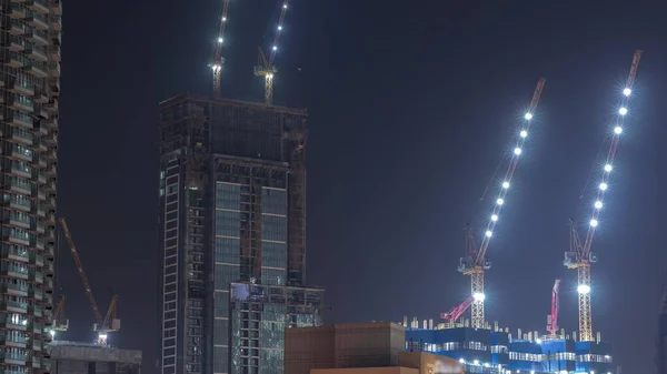 在新摩天大楼的现代收缩工地上工作的起重机 夜间经过 快速城市发展大楼和建筑活动 — 图库照片