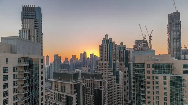 Дубайские Небоскребы Золотым Небом Над Деловым Районом Бухты День Ночь — стоковое фото
