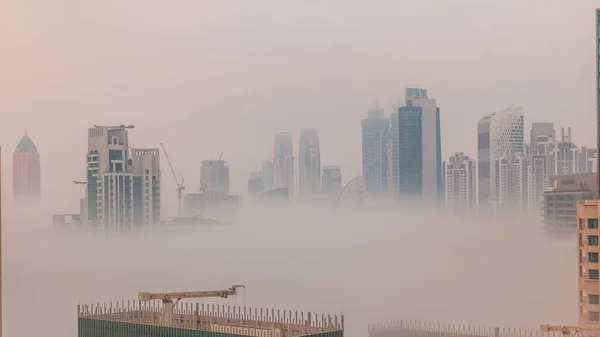 日の出のタイムラプスの間 ビジネスベイ地区の朝の霧に覆われたドバイの高層ビル アラブ首長国連邦のダウンタウンの上からの空中ビュー — ストック写真